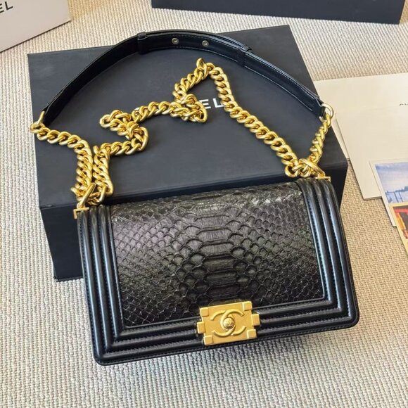 Classic CHANEL Bag: A Stylish and Versatile Choice for Elegance - Picture 3 of 6